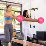 Mini pilates lopta na rehabilitáciu 25cm, ružová, REBEL ACTIVE – Obrázok 5