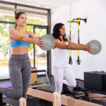 Mini pilates lopta na rehabilitáciu 25cm, šedá, REBEL ACTIVE – Obrázok 5